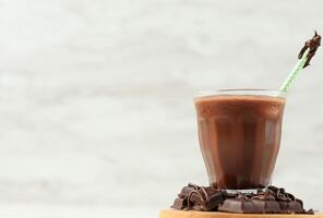 glas van smakelijk chocola melk met ijs. foto