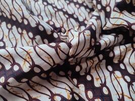 de patronen Aan traditioneel batik kleding voorzien een zichtbaar en filosofisch kijken foto