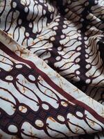 de patronen Aan traditioneel batik kleding voorzien een zichtbaar en filosofisch kijken foto