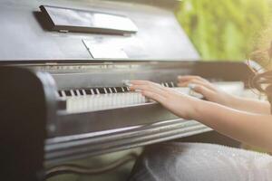 mooi piano achtergrond zijn reeks door de venster in de ochtend- aan het wachten voor de pianist naar komen naar praktijk in de ochtend- naar verminderen de vergissing van hebben naar uitvoeren de piano prestatie Bij een concert foto