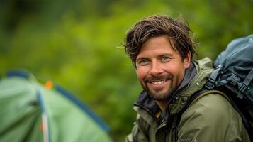 ai gegenereerd portret van glimlachen Mens met rugzak staand in voorkant van camping tent foto