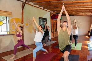 binnen- yoga groep opleiding. gezond levensstijl concept. foto