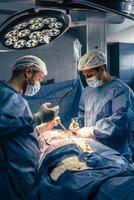 twee mannetje chirurg-artsen in werking Aan een scoliose foto