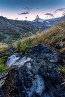 matterhorn berg met stroom vloeiende Aan herfst wildernis in de ochtend- foto