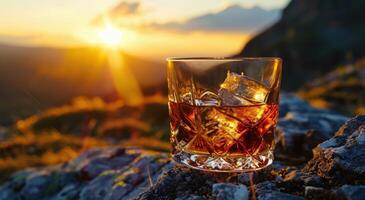 ai gegenereerd een whisky glas met ijs zittend in de zon foto