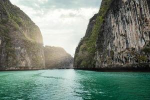 zonlicht schijnend Aan stapel lagune kalksteen berg Aan andaman zee Bij phi phi eiland foto