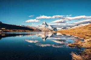 matterhorn berg weerspiegeld in meer stellisee in de ochtend- Bij Zwitserland foto