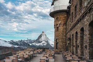 panorama restaurant patio met matterhorn berg Bij Zwitserland foto