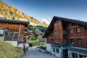 rustiek wengen berg dorp en jungfrau berg in zomer Bij Zwitserland foto