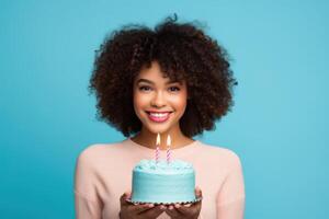 ai gegenereerd vrouw met afro krullen Holding taart met kaarsen Aan blauw achtergrond foto