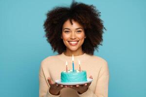 ai gegenereerd vrouw met afro krullen Holding taart met kaarsen Aan blauw achtergrond foto