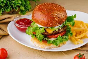 cheeseburger met Frans Patat en ketchup Aan bord foto