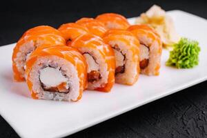 sushi rollen Philadelphia met Zalm en kaviaar Aan bord foto