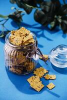 krokant koekjes met sesam zaden in een glas foto