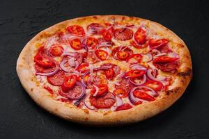 smakelijk peperoni pizza met rood Chili peper en ui foto