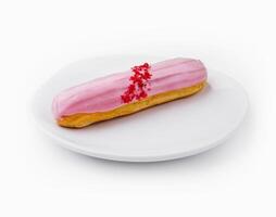 eclairs met roze glazuur Aan een wit bord foto