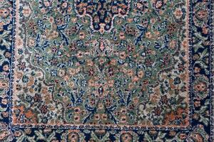 dichtbij omhoog texturen achtergrond en patronen in kleur van geweven tapijten. traditioneel wol Turks tapijt. handgemaakt en decoratief. foto