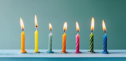 ai gegenereerd een rij van brandend verjaardag kaarsen bekleed omhoog Aan een blauw achtergrond foto