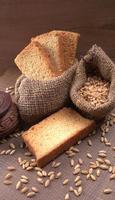 knapperige beschuit of toast voor een gezond leven met tarwe als ontbijt. foto