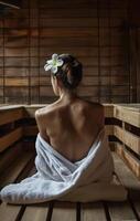 ai gegenereerd mooi schoonheid vrouw zittend in de sauna, met een handdoek over- haar terug foto