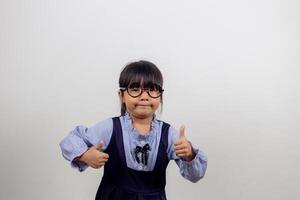 grappig Aziatisch kind meisje vervelend bril Aan een wit achtergrond foto