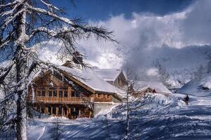 een groot gebouw met een ski helling in de achtergrond foto