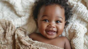 ai gegenereerd Afrikaanse Amerikaans baby aan het liegen Aan een bed met wit dekens kijken Bij de camera top visie, Gezondheid zorg en gelukkig familie concept, generatief ai foto