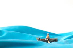 visser in een boot Aan de golven, wereld water dag concept foto
