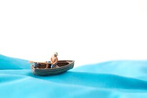 visser in een boot Aan de golven, wereld water dag concept foto