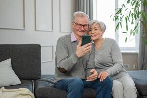 video telefoongesprek. gelukkig senior paar vrouw Mens met smartphone hebben video telefoongesprek. volwassen oud grootmoeder opa pratend sprekend online. ouder generatie modern tech gebruik. virtueel vergadering online babbelen foto