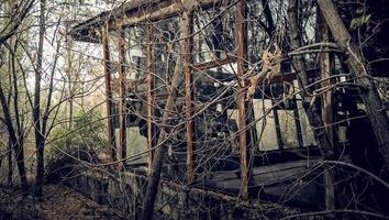 pripyat, oekraïne, 2021 - vernietigd oud gebouw in Tsjernobyl foto