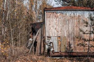 pripyat, oekraïne, 2021 - oud houten huis in Tsjernobyl foto