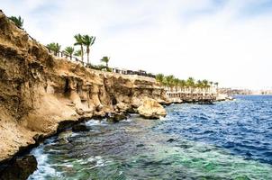 sharm el sheikh, egypte, 2021 - rotsstrand en een rif aan de kust van de rode zee foto