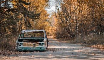 pripyat, oekraïne, 2021 - verlaten auto op de weg in tsjernobyl foto
