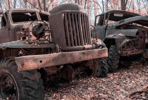 pripyat, oekraïne, 2021 - twee verlaten roestige legervrachtwagens Tsjernobyl foto