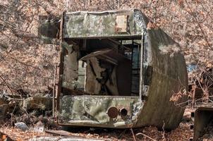 pripyat, oekraïne, 2021 - omgedraaide legervrachtwagen in Tsjernobyl foto