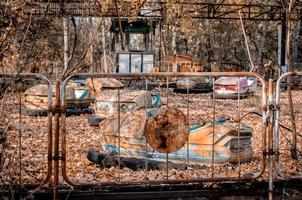 pripyat, oekraïne, 2021 - vervallen pretparkattracties in Tsjernobyl foto