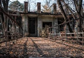 pripyat, oekraïne, 2021 - versleten gebouw in Tsjernobyl foto