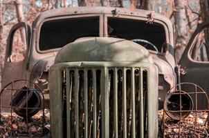 pripyat, oekraïne, 2021 - oude roestige vrachtwagen in Tsjernobyl foto