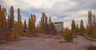 pripyat, oekraïne, 2021 - lege parkeerplaats en gebouwen in Tsjernobyl foto