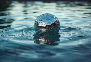 ai gegenereerd disco bal tegen de water foto