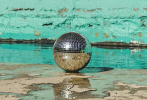 ai gegenereerd disco bal tegen de water foto