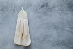 vuile crèmekleurige handdoeken in de badkamer, zoldermuur. foto