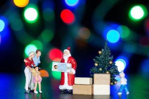 miniatuur mensen, kerstman levering geschenkdoos voor kinderen foto