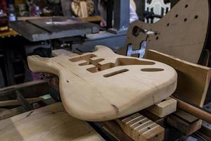 new york, usa, 16 augustus 2016 - detail van karmijnrode straatgitaren workshop in new york. in de winkel zijn handgemaakte vintage stijl custom gitaren door gitaarbouwer rick kelly.