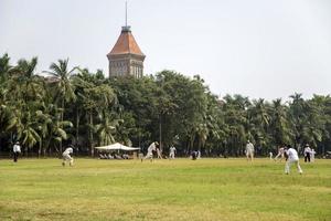 Mumbai, India, 10 oktober 2015 - mensen die cricket spelen in het centrale park van Mumbai, India. cricket is de meest populaire sport in india foto