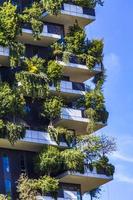 milaan, italië, 28 april 2017 - detail van de bosco verticale in milaan, italië. het is een paar woontorens in het Porta Nuova-district van Milaan met meer dan 900 bomen. foto