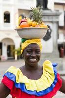 Cartagena, Colombia, 16 september 2019 - niet-geïdentificeerde palenquera, fruitverkoper dame in de straat van Cartagena. deze Afro-Colombiaanse vrouwen komen uit het dorp san basilio de palenque, buiten de stad. foto