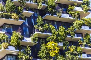 milaan, italië, 28 april 2017 - detail van de bosco verticale in milaan, italië. het is een paar woontorens in het Porta Nuova-district van Milaan met meer dan 900 bomen. foto