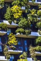 milaan, italië, 28 april 2017 - detail van de bosco verticale in milaan, italië. het is een paar woontorens in het Porta Nuova-district van Milaan met meer dan 900 bomen. foto